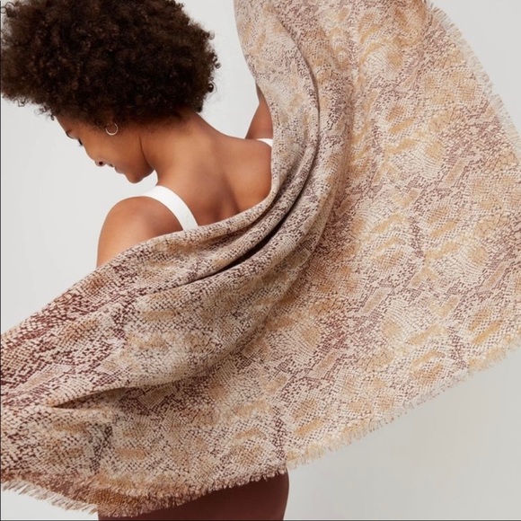 ARITZIA AUXILIARY Snakeskin Wool Blanket Scarf - Picture 4 of 4